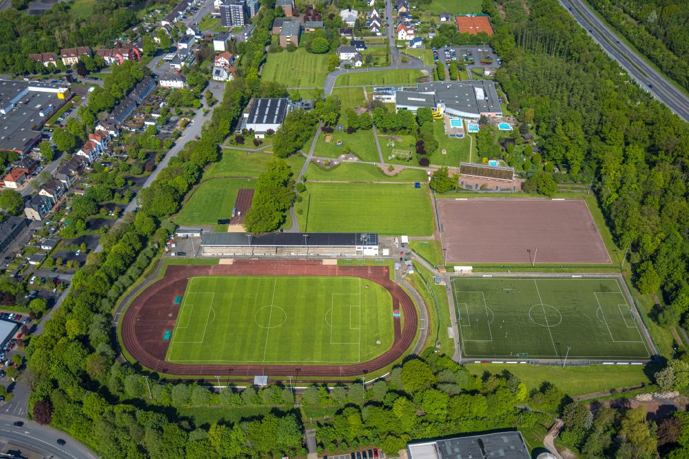 Hüsten von oben - Sportplatzanlagen Sportzentrum Große Wiese in Hüsten im Bundesland Nordrhein-Westfalen, Deutschland