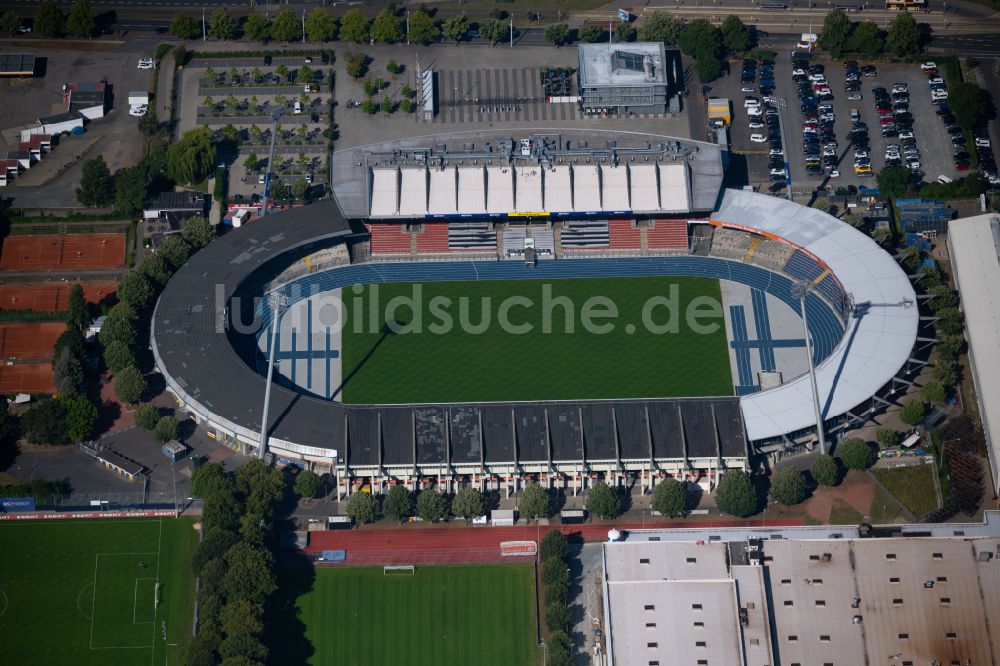 Braunschweig aus der Vogelperspektive: Sportstätten-Gelände der Arena des Eintracht- Stadion in Braunschweig im Bundesland Niedersachsen
