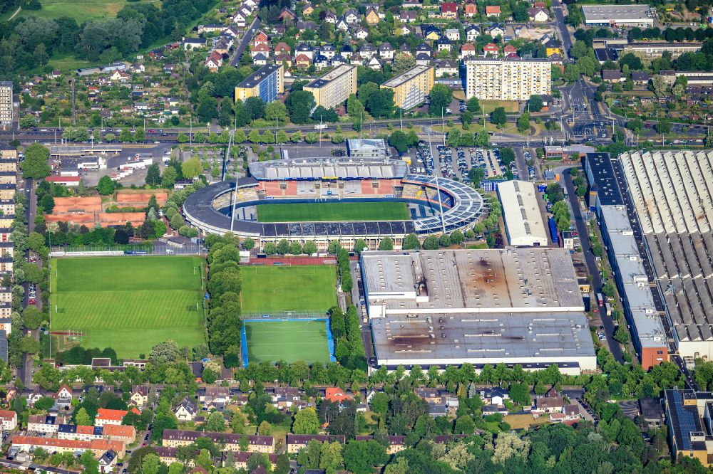 Braunschweig aus der Vogelperspektive: Sportstätten-Gelände der Arena des Eintracht- Stadion in Braunschweig im Bundesland Niedersachsen