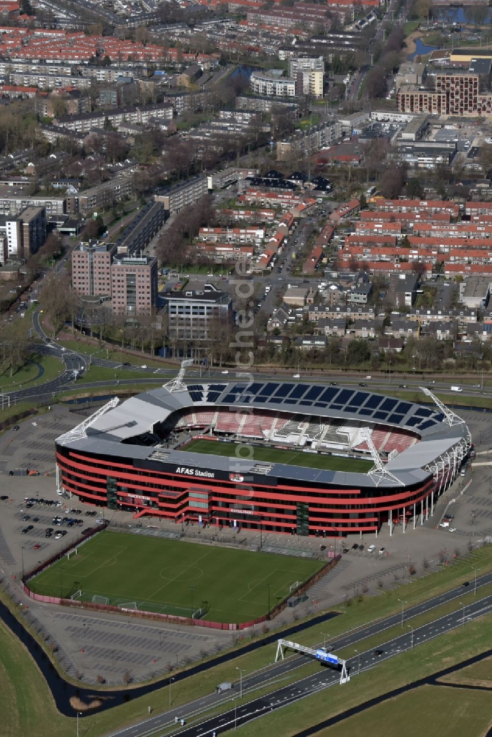Alkmaar aus der Vogelperspektive: Sportstätten-Gelände der Arena des Stadion AFAS AZ Stadion am Stadionweg in Alkmaar in Noord-Holland, Niederlande