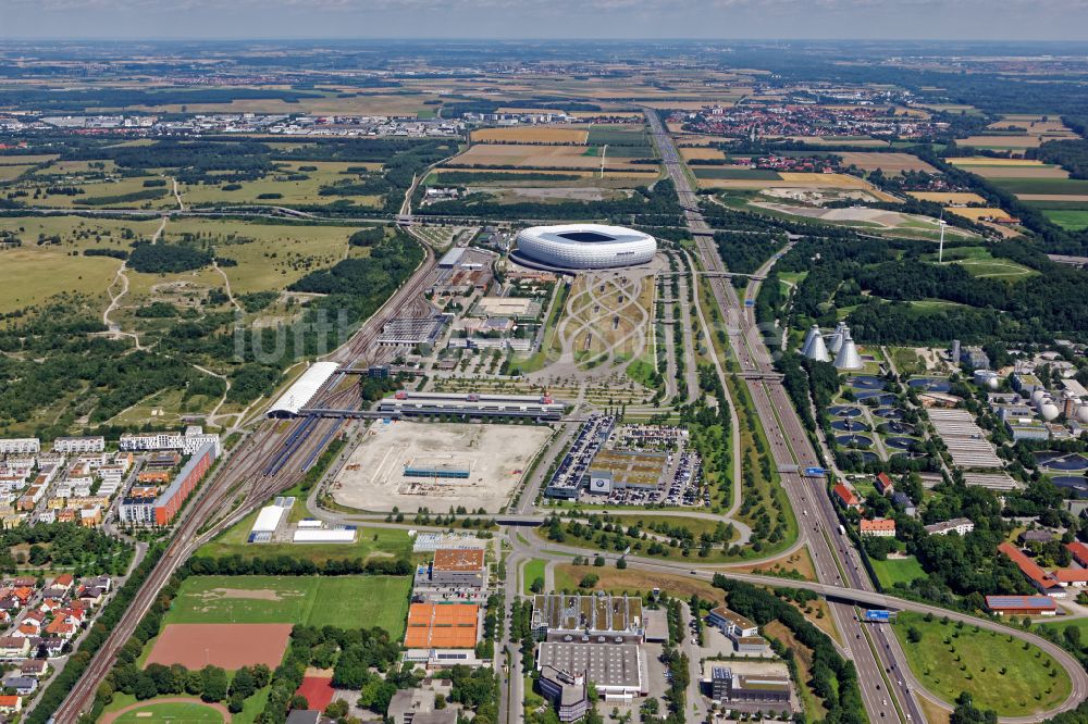 München von oben - Sportstätten-Gelände der Arena des Stadion Allianz Arena in München im Bundesland Bayern, Deutschland