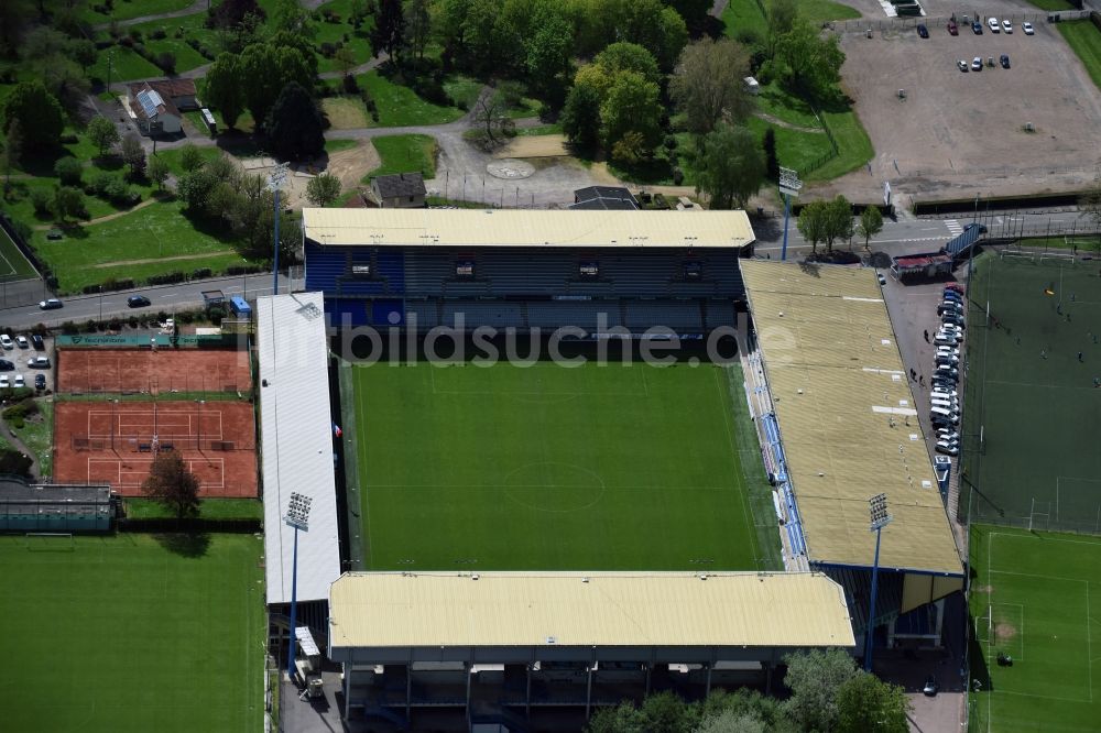 Luftaufnahme Auxerre - Sportstätten-Gelände der Arena des Stadion in Auxerre in Bourgogne Franche-Comté, Frankreich