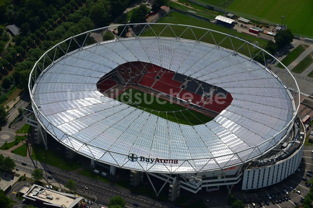 Leverkusen von oben - Sportstätten-Gelände der Arena des Stadion BayArena des Fussballvereins Bayer 04 Leverkusen im Ortsteil Wiesdorf in Leverkusen im Bundesland Nordrhein-Westfalen, Deutschland