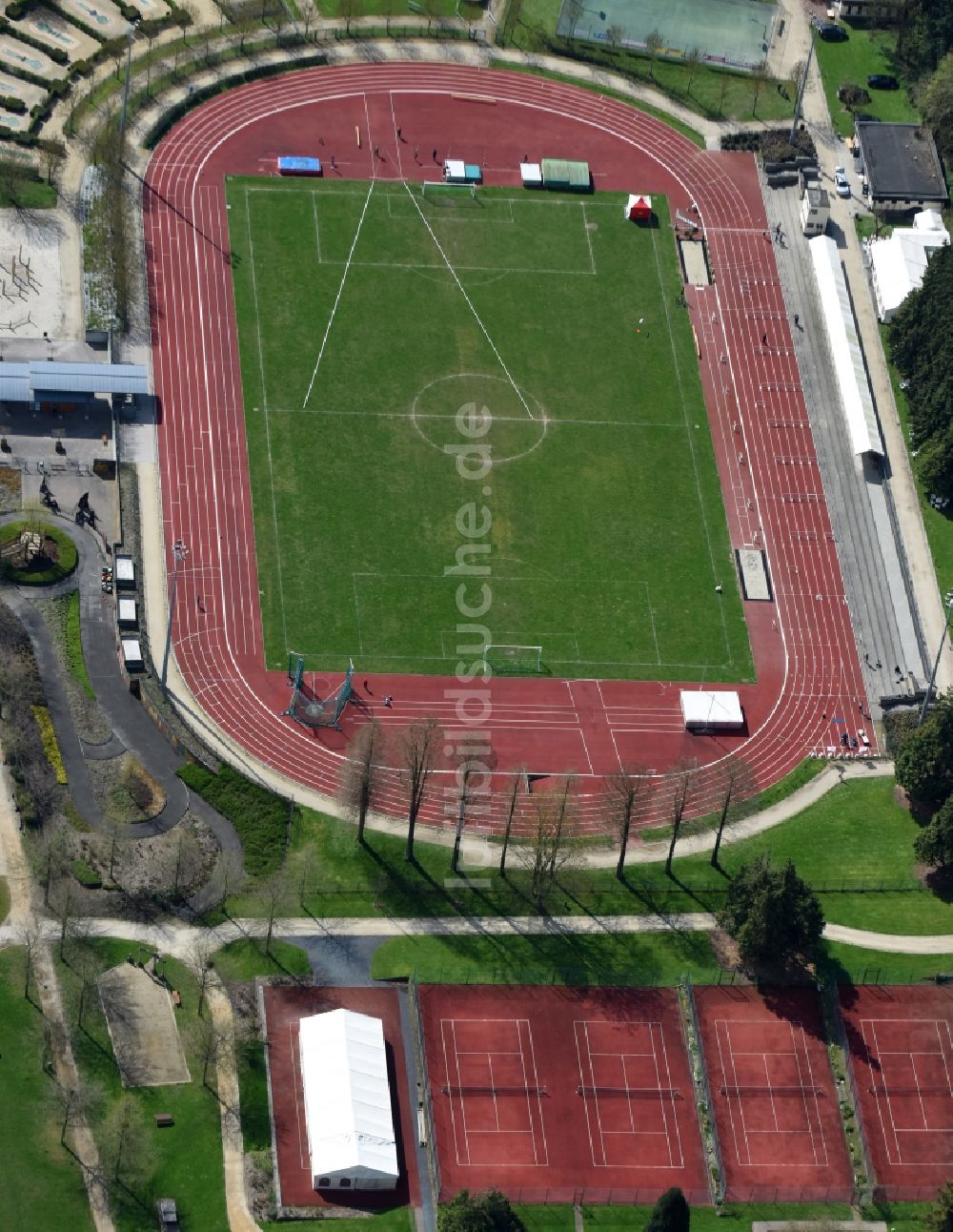 Beersel aus der Vogelperspektive: Sportstätten-Gelände der Arena des Stadion in Beersel in Vlaanderen, Belgien