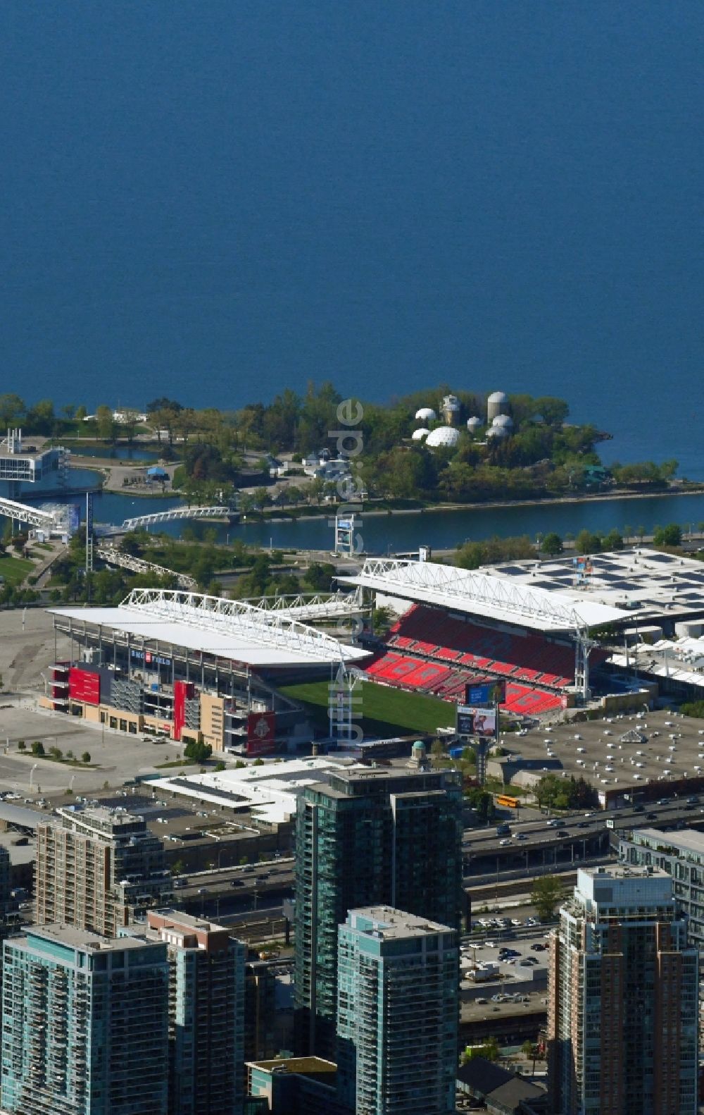 Toronto von oben - Sportstätten-Gelände der Arena des Stadion BMO Field am Princes' Blvd im Ortsteil Old Toronto in Toronto in Ontario, Kanada