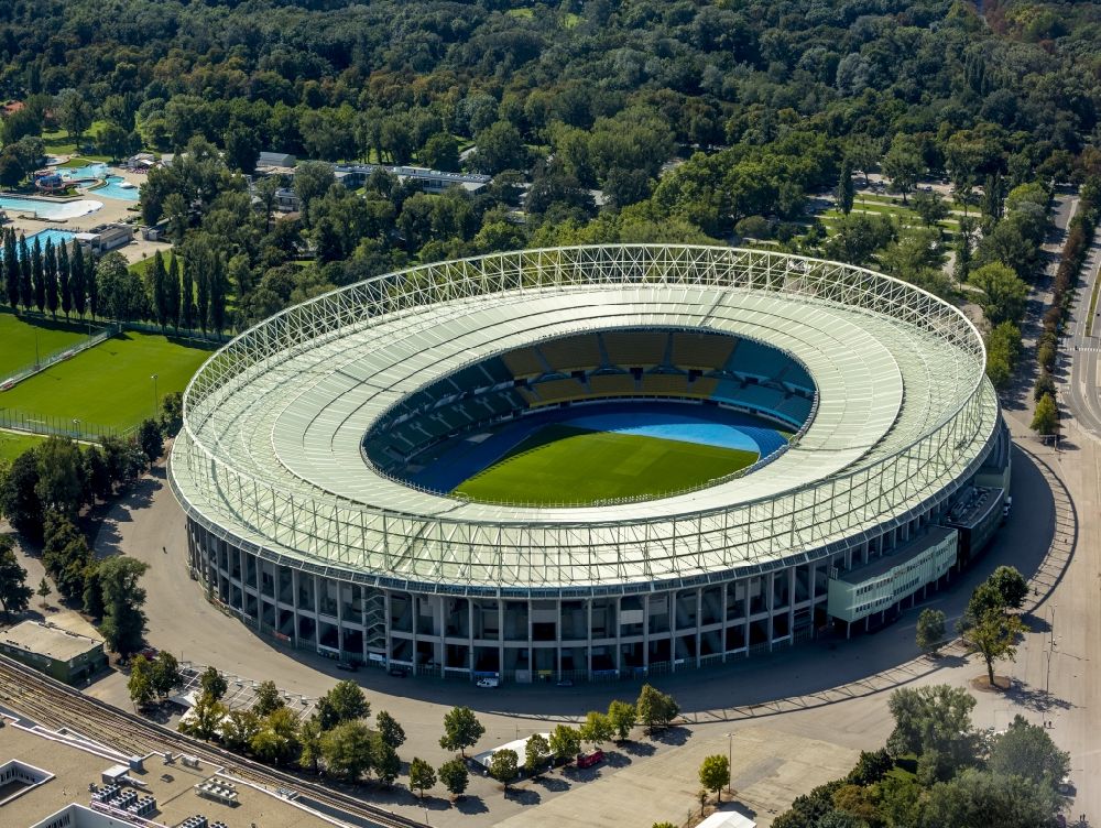 Wien aus der Vogelperspektive: Sportstätten-Gelände der Arena des Stadion Ernst-Hampel-Stadion in Wien in Österreich