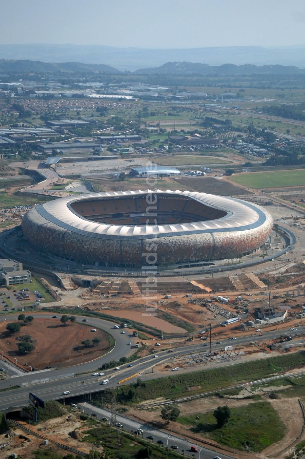 Johannesburg von oben - Sportstätten-Gelände der Arena des Stadion FNB Stadium Soccer an der City Soccer City Ave im Ortsteil Nasrec in Johannesburg South in Gauteng, Südafrika