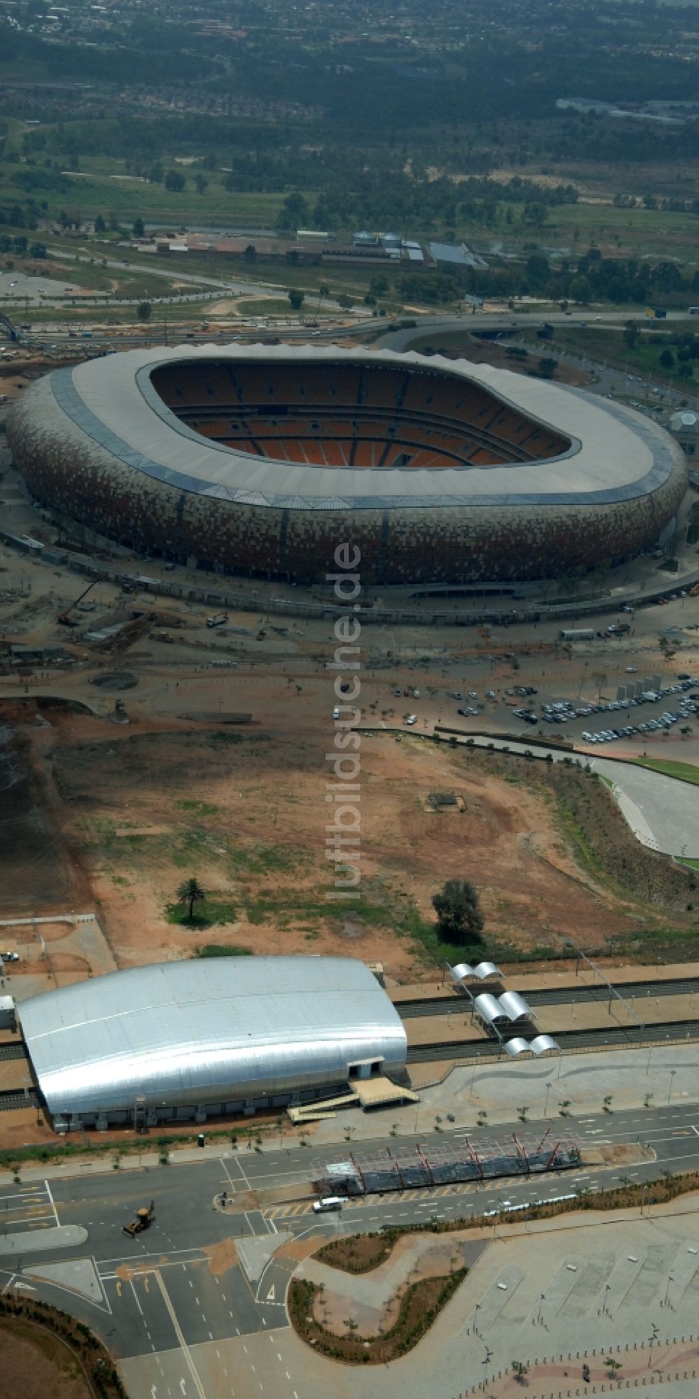 Johannesburg aus der Vogelperspektive: Sportstätten-Gelände der Arena des Stadion FNB Stadium Soccer an der City Soccer City Ave im Ortsteil Nasrec in Johannesburg South in Gauteng, Südafrika