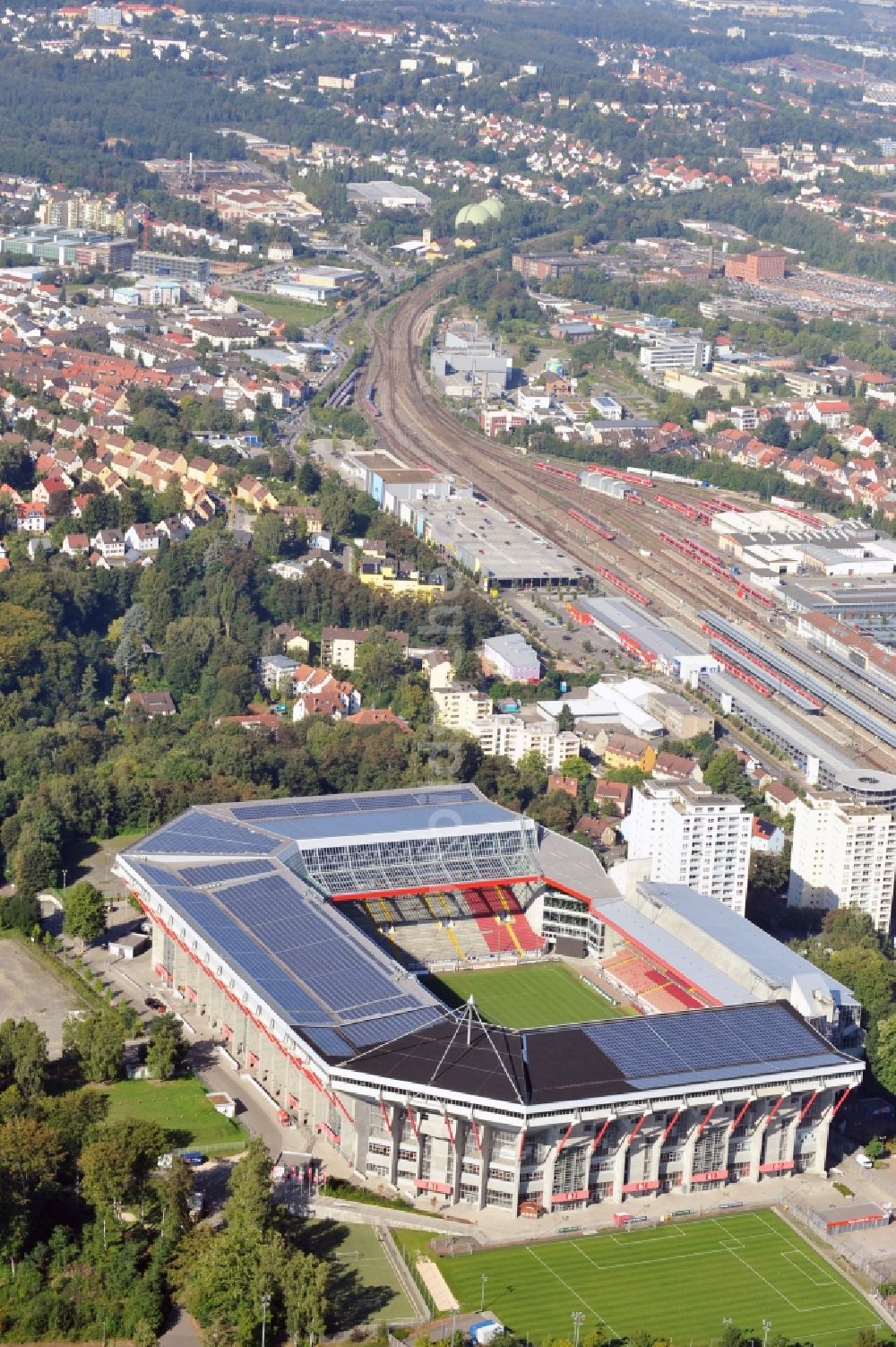 Kaiserslautern von oben - Sportstätten-Gelände der Arena des Stadion Fritz-Walter-Stadion in Kaiserslautern im Bundesland Rheinland-Pfalz, Deutschland