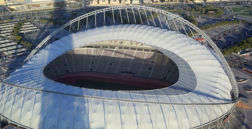 Doha aus der Vogelperspektive: Sportstätten-Gelände der Arena des Stadion The Khalifa International Stadium im Ortsteil Baaya in Doha in Al Rayyan Municipality, Katar. Das Endspiel der Fußball - Weltmeisterschaft 2022 soll in diesem Stadion stattfinden