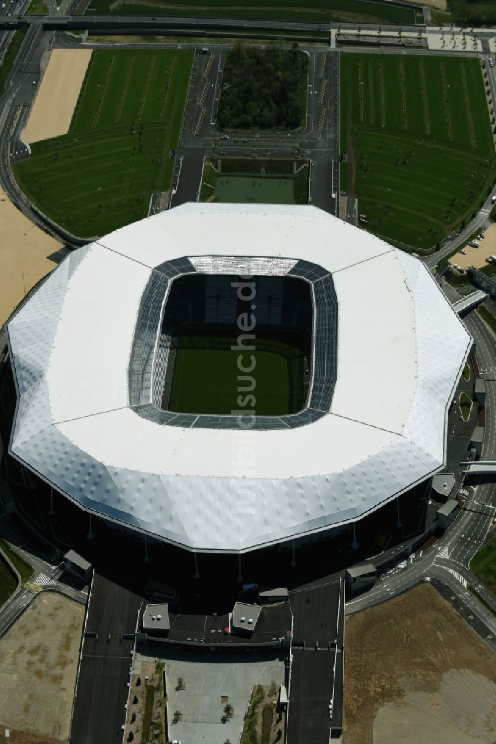 Lyon Decines-Charpieu von oben - Sportstätten-Gelände der Arena des Stadion in Lyon Decines-Charpieu in Auvergne Rhone-Alpes, Frankreich