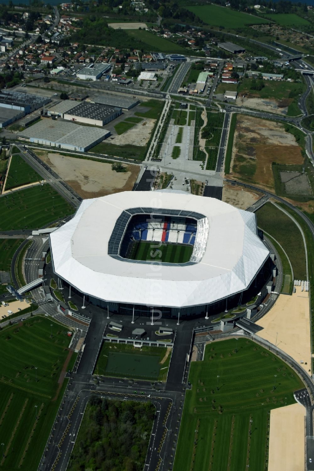 Lyon Decines-Charpieu von oben - Sportstätten-Gelände der Arena des Stadion in Lyon Decines-Charpieu in Auvergne Rhone-Alpes, Frankreich