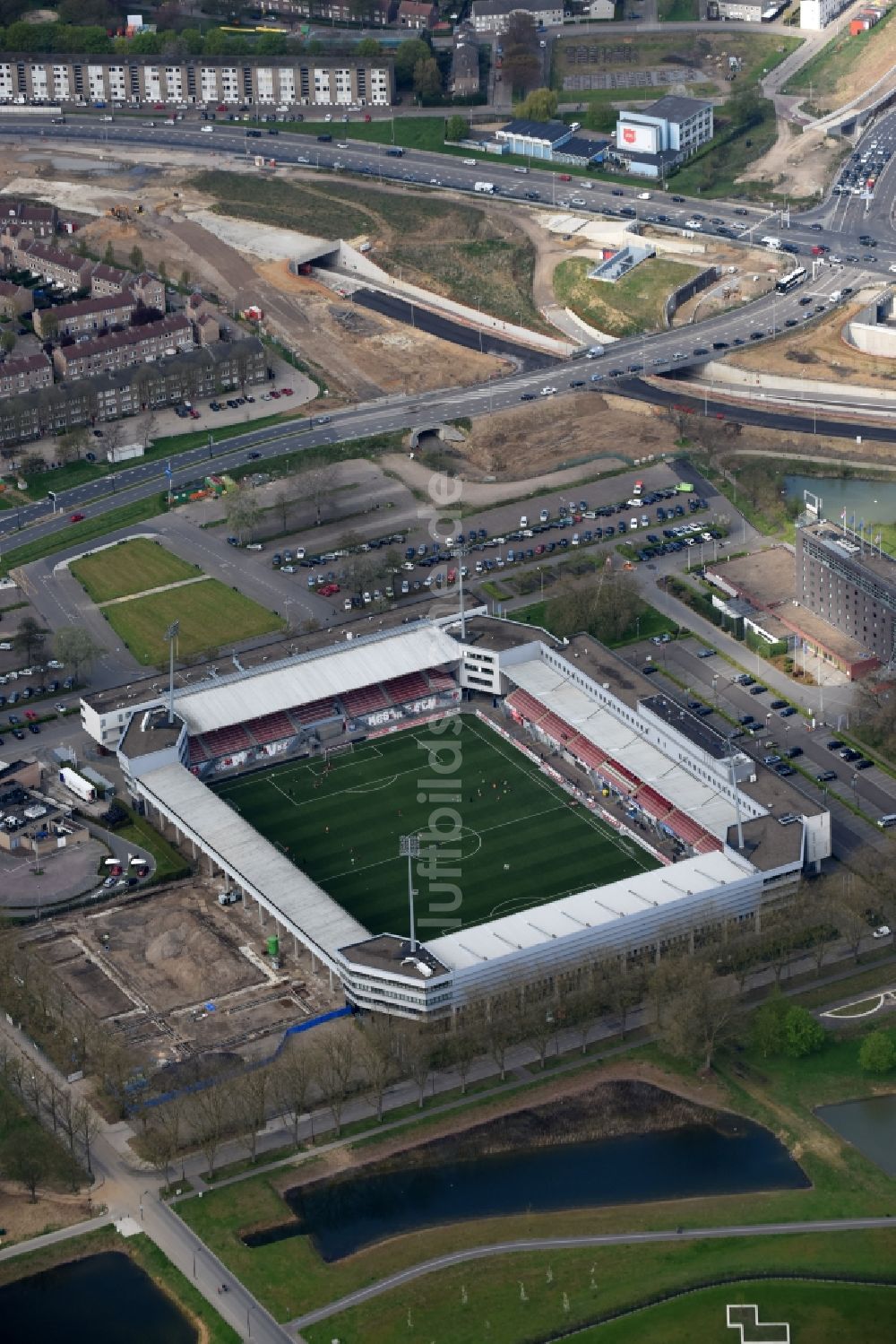 Maastricht aus der Vogelperspektive: Sportstätten-Gelände der Arena des Stadion in Maastricht in Limburg, Niederlande
