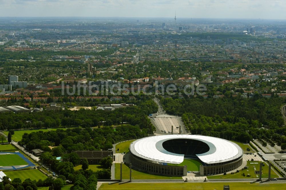 Berlin aus der Vogelperspektive: Sportstätten-Gelände der Arena des Stadion Olympiastadion in Berlin