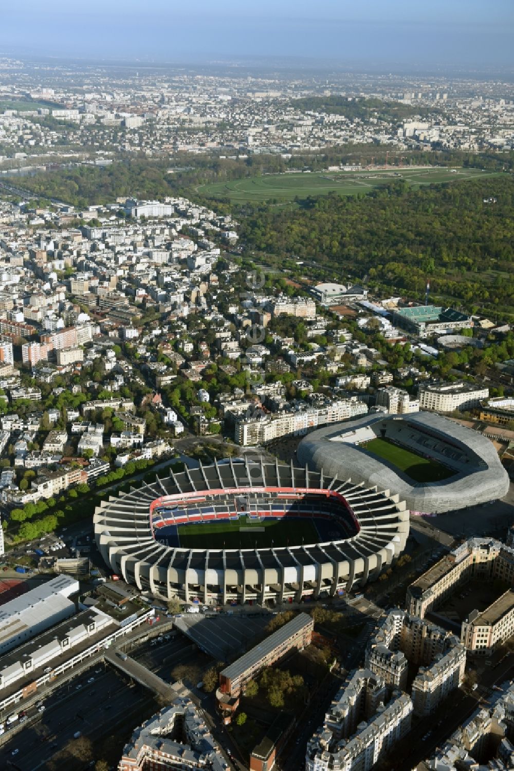Paris von oben - Sportstätten-Gelände der Arena des Stadion Prinzenpark an der Rue du Commandant Guilbaud in Paris Boulogne-Billancourt in Ile-de-France, Frankreich
