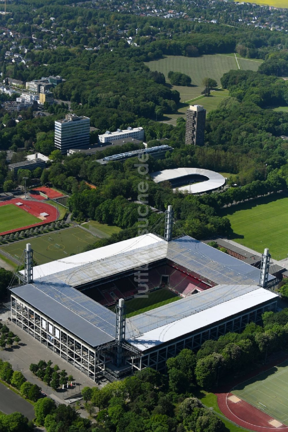 Köln aus der Vogelperspektive: Sportstätten-Gelände der Arena des Stadion Rhein Energie STADION im Ortsteil Lindenthal in Köln im Bundesland Nordrhein-Westfalen, Deutschland