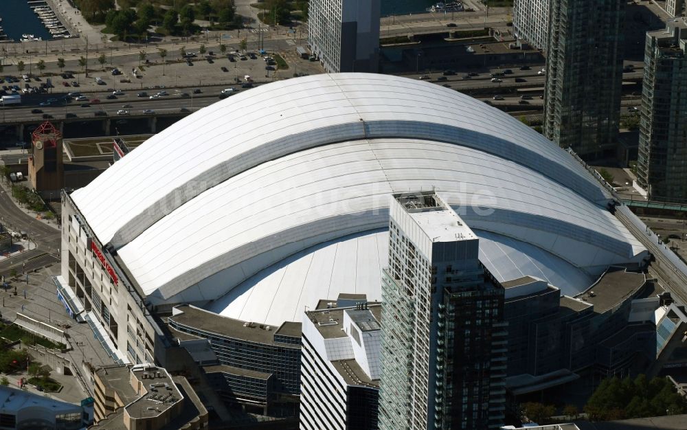 Luftaufnahme Toronto - Sportstätten-Gelände der Arena des Stadion Rogers Centre am Blue Jays Way im Ortsteil Old Toronto in Toronto in Ontario, Kanada