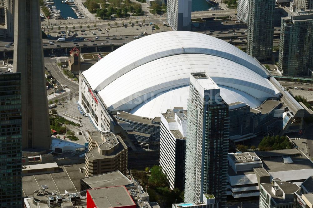 Toronto von oben - Sportstätten-Gelände der Arena des Stadion Rogers Centre am Blue Jays Way im Ortsteil Old Toronto in Toronto in Ontario, Kanada