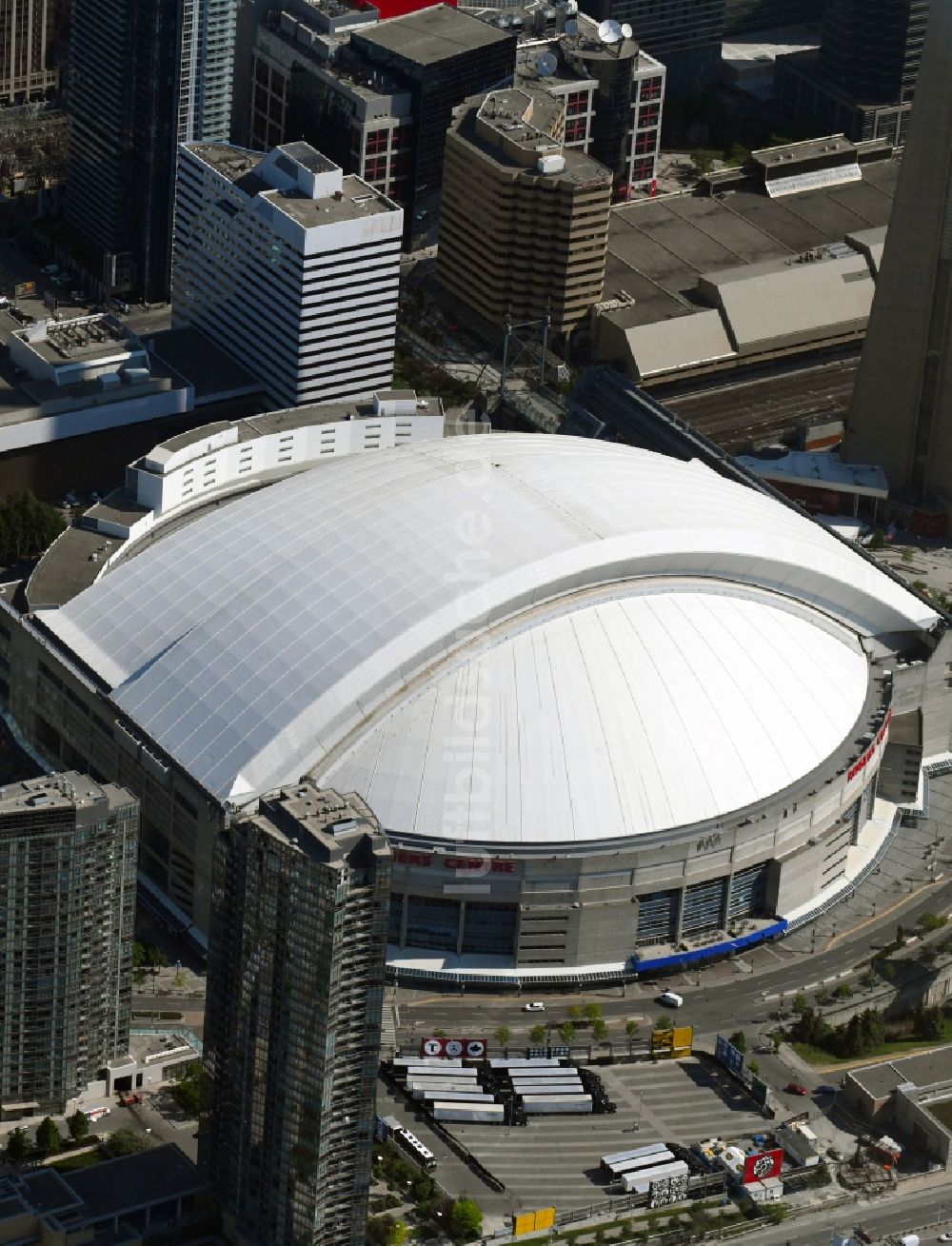 Toronto von oben - Sportstätten-Gelände der Arena des Stadion Rogers Centre am Blue Jays Way im Ortsteil Old Toronto in Toronto in Ontario, Kanada