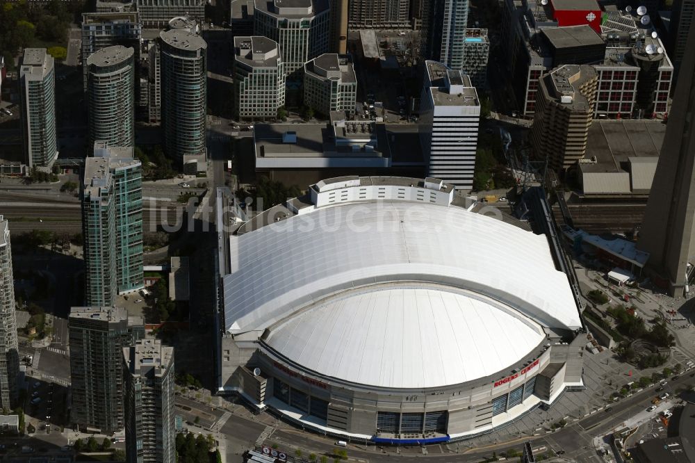Luftbild Toronto - Sportstätten-Gelände der Arena des Stadion Rogers Centre am Blue Jays Way im Ortsteil Old Toronto in Toronto in Ontario, Kanada