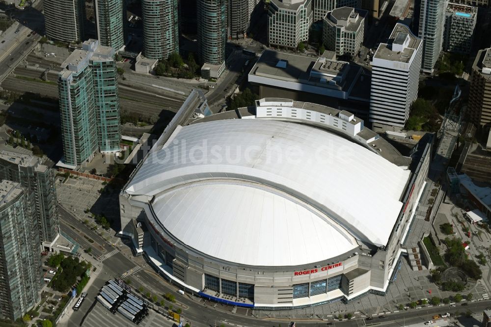 Toronto aus der Vogelperspektive: Sportstätten-Gelände der Arena des Stadion Rogers Centre am Blue Jays Way im Ortsteil Old Toronto in Toronto in Ontario, Kanada