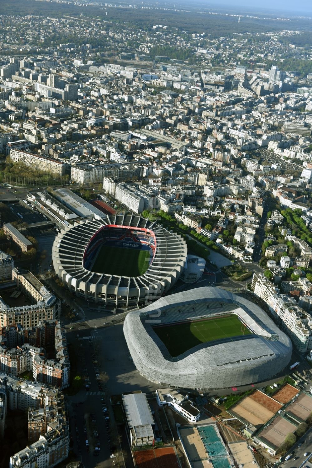 Paris aus der Vogelperspektive: Sportstätten-Gelände der Arena des Stadion Stade Jean Bouin an der Avenue du General Sarrail in Paris in Ile-de-France, Frankreich