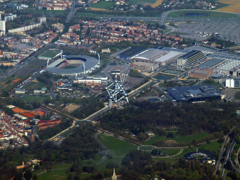 Brüssel von oben - Sportstätten-Gelände der Arena des Stadion Stade Roi Baudouin am Atomium- Stadtpark in Brüssel in Belgien