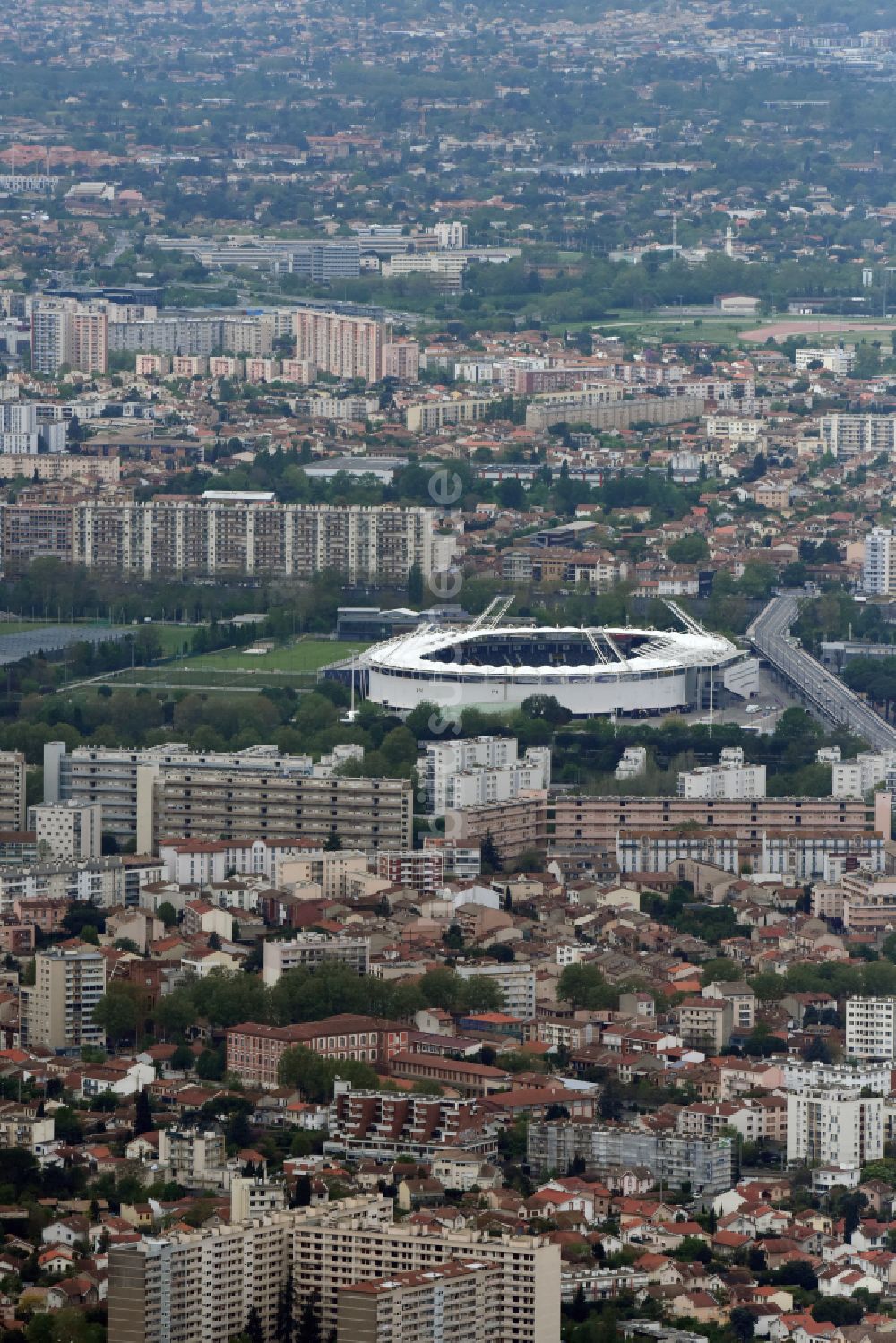 Luftaufnahme Toulouse - Sportstätten-Gelände der Arena des Stadion Stadium TFC Municipal in Toulouse in Occitanie, Frankreich