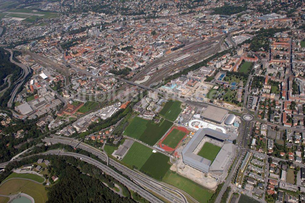 Innsbruck aus der Vogelperspektive: Sportstätten-Gelände der Arena des Stadion Tivoli-Stadion in Innsbruck in Tirol, Österreich