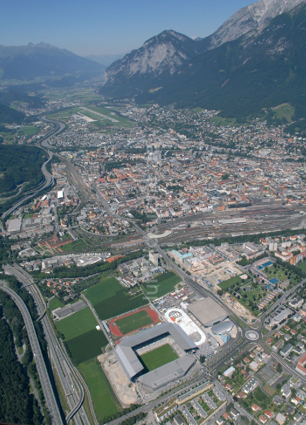 Luftaufnahme Innsbruck - Sportstätten-Gelände der Arena des Stadion Tivoli-Stadion in Innsbruck in Tirol, Österreich