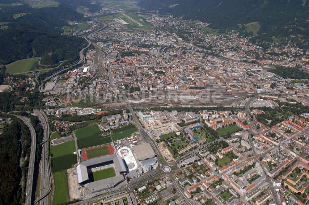 Innsbruck aus der Vogelperspektive: Sportstätten-Gelände der Arena des Stadion Tivoli-Stadion in Innsbruck in Tirol, Österreich