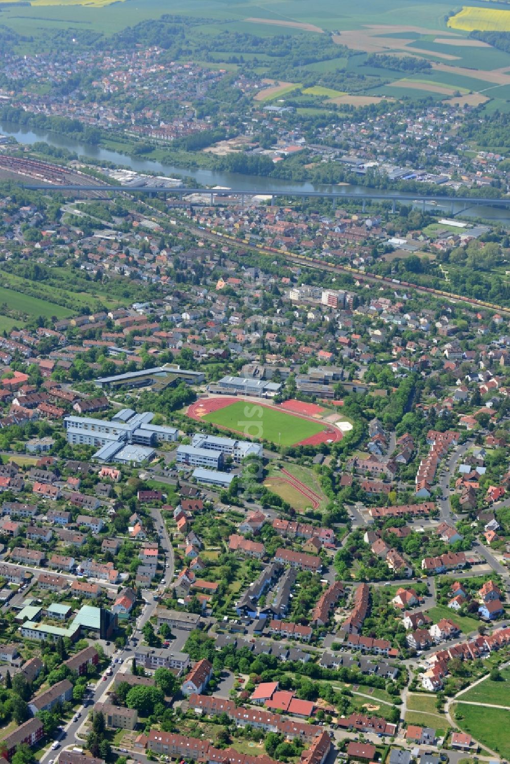 Luftaufnahme Veitshöchheim - Sportstätten-Gelände der Arena des Stadion in Veitshöchheim im Bundesland Bayern
