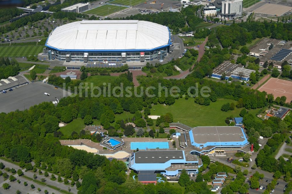 Luftaufnahme Gelsenkirchen - Sportstätten-Gelände der Arena des Stadion VELTINS-Arena mit dem Freizeitzentrum Sport-Paradies in Gelsenkirchen im Bundesland Nordrhein-Westfalen, Deutschland