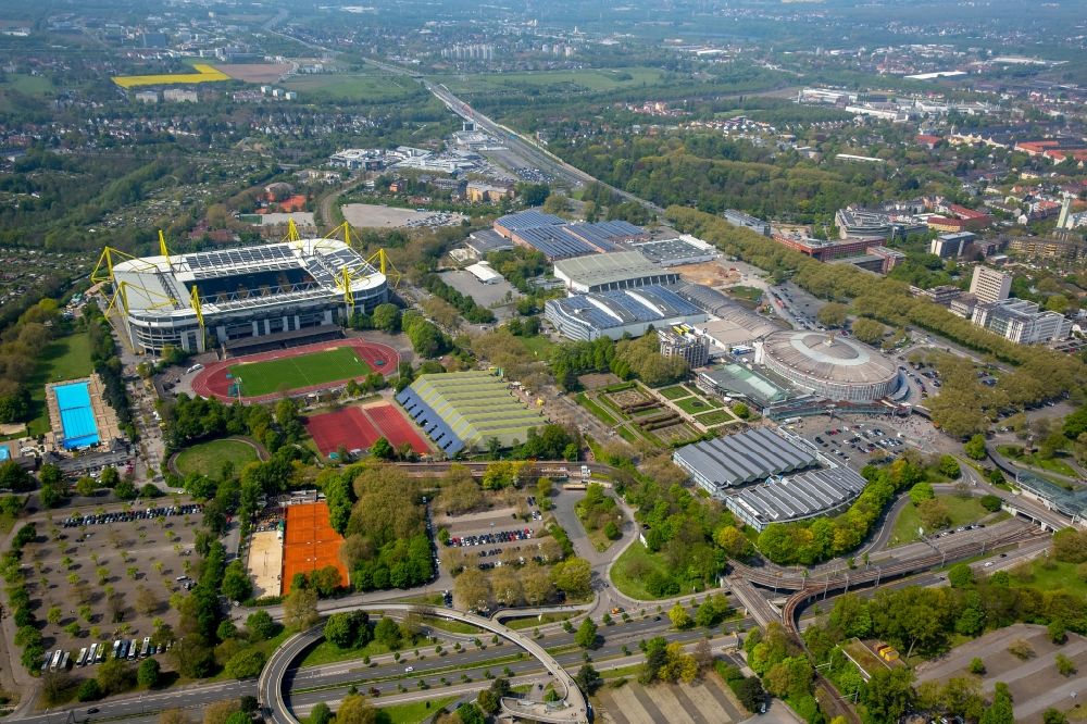 Dortmund aus der Vogelperspektive: Sportstätten-Gelände der Arena des Stadion und der Westfalenhallen in Dortmund im Bundesland Nordrhein-Westfalen