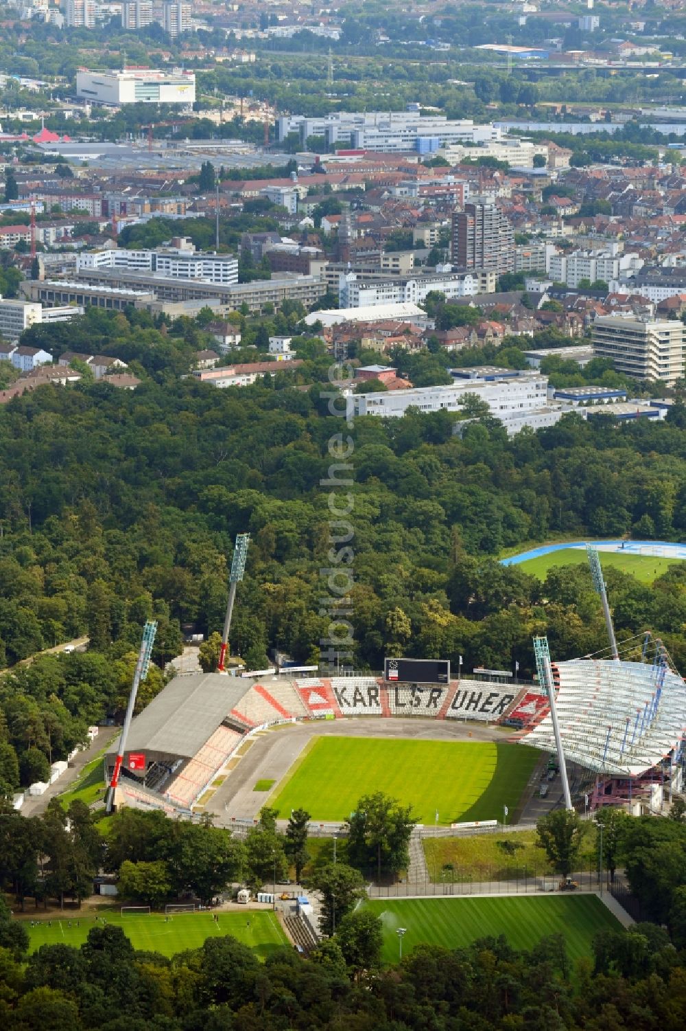 Luftbild Karlsruhe - Sportstätten-Gelände der Arena des Stadion Wildparkstadion am Adenauerring in Karlsruhe im Bundesland Baden-Württemberg, Deutschland