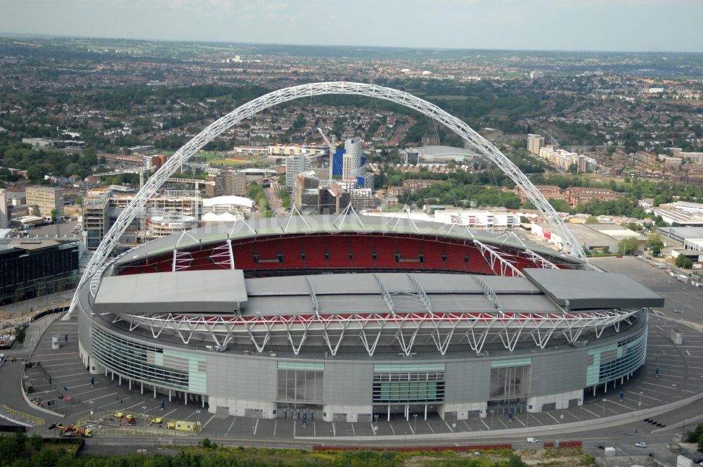 Luftaufnahme London - Sportstätten-Gelände der Arena des Wembley- Stadion in London in England, Vereinigtes Königreich