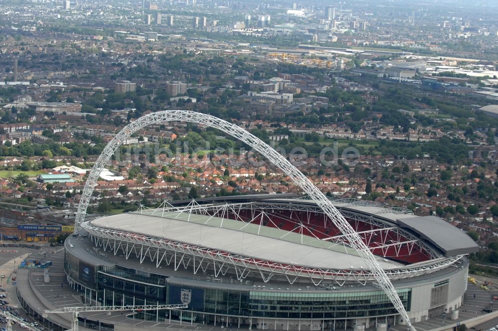 Luftaufnahme London - Sportstätten-Gelände der Arena des Wembley- Stadion in London in England, Vereinigtes Königreich