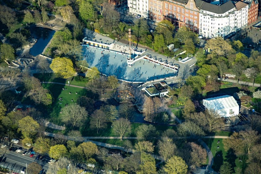 Luftaufnahme Hamburg - Sportstätten-Gelände der Eis Arena im Park Planten un Blomen im Ortsteil Sankt Pauli in Hamburg, Deutschland