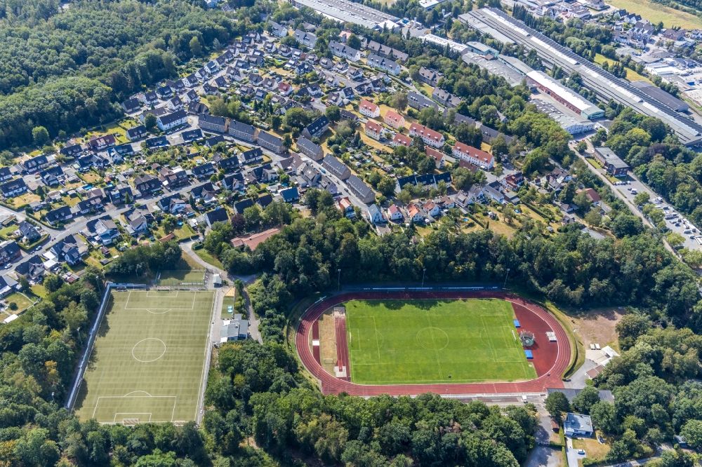 Luftbild Menden (Sauerland) - Sportstätten-Gelände des Stadion Huckenohl-Stadion in Menden (Sauerland) im Bundesland Nordrhein-Westfalen, Deutschland