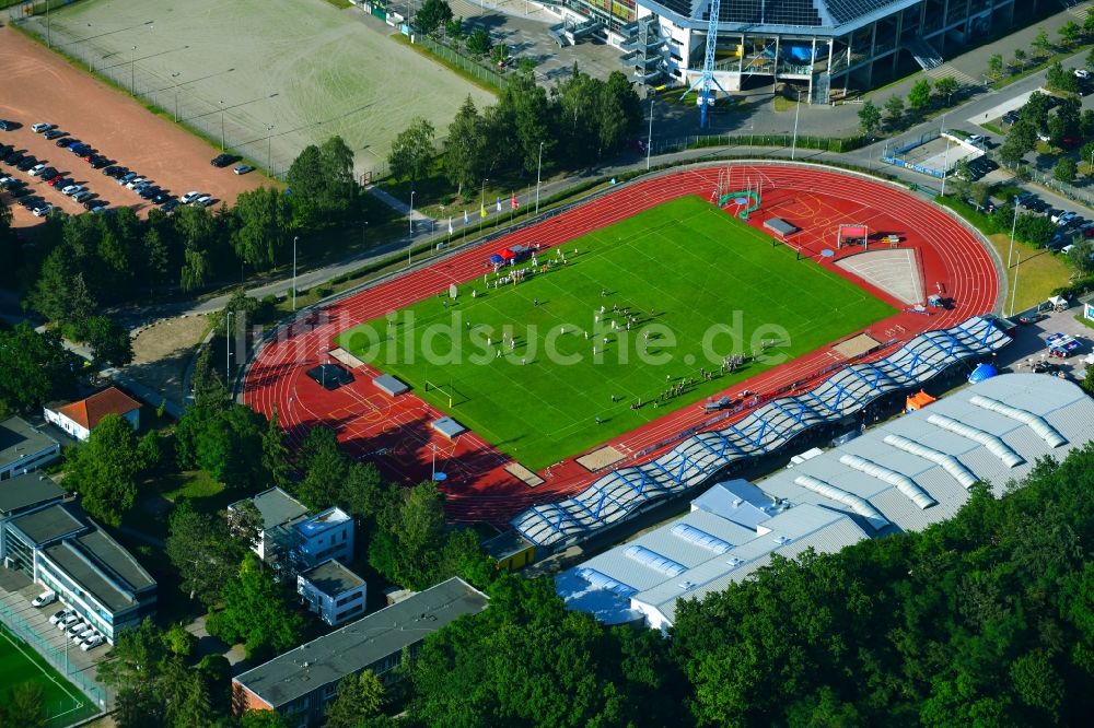 Luftaufnahme Rostock - Sportstätten-Gelände des Stadion des 1. Leichtathletikverein Rostock e.V. in Rostock im Bundesland Mecklenburg-Vorpommern, Deutschland