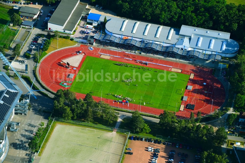 Rostock von oben - Sportstätten-Gelände des Stadion des 1. Leichtathletikverein Rostock e.V. in Rostock im Bundesland Mecklenburg-Vorpommern, Deutschland