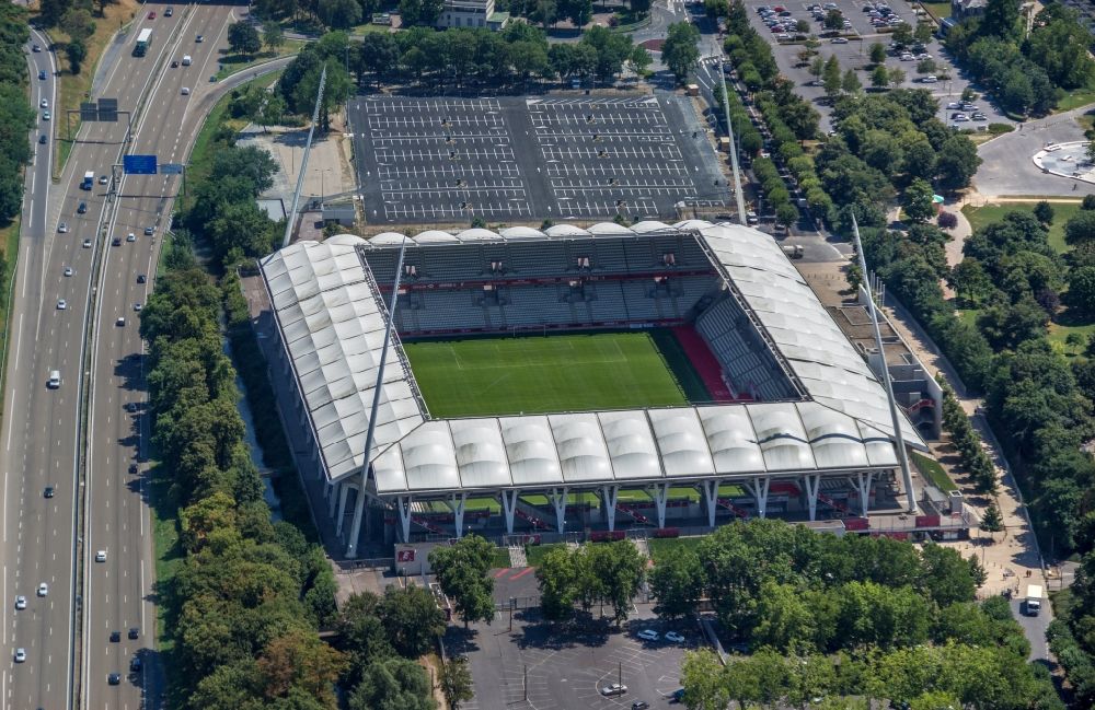 Reims aus der Vogelperspektive: Sportstätten-Gelände des Stadion Stade Auguste-Delaune in Reims in Grand Est, Frankreich