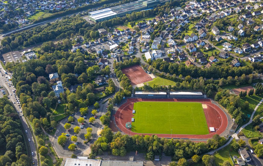 Luftaufnahme Kreuztal - Sportstätten-Gelände des Stadion Stadion Stählerwiese Am Park mit dem Schulzentrum am Djurslandweg in Kreuztal im Bundesland Nordrhein-Westfalen, Deutschland
