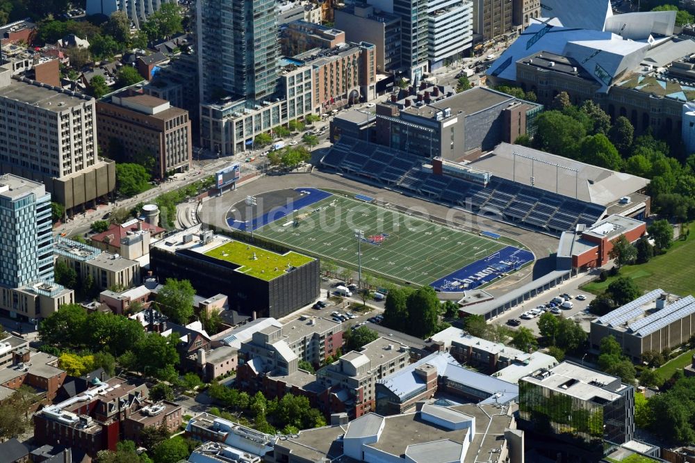 Toronto aus der Vogelperspektive: Sportstätten-Gelände des Stadion Varsity Centre an der Bloor Street in Toronto in Ontario, Kanada