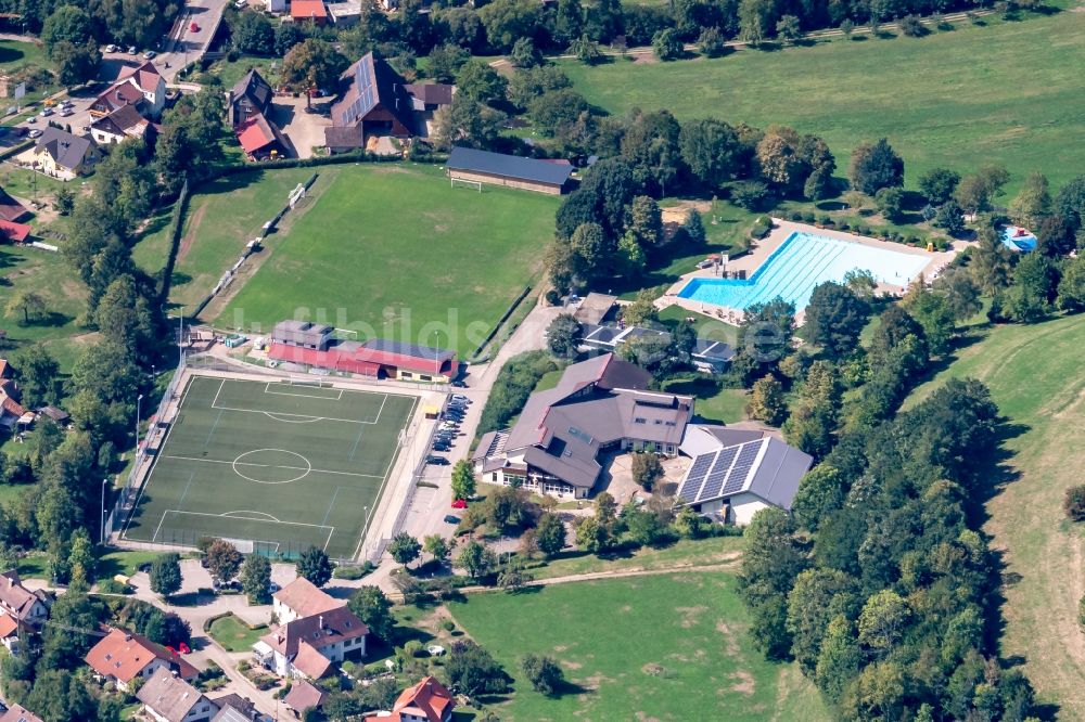 Simonswald aus der Vogelperspektive: Sportstätten, Sportplatz und Schwimmbad in Simonswald im Bundesland Baden-Württemberg, Deutschland