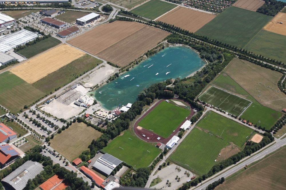 Aschheim aus der Vogelperspektive: Sportstätten und Wasserskipark in Aschheim im Bundesland Bayern
