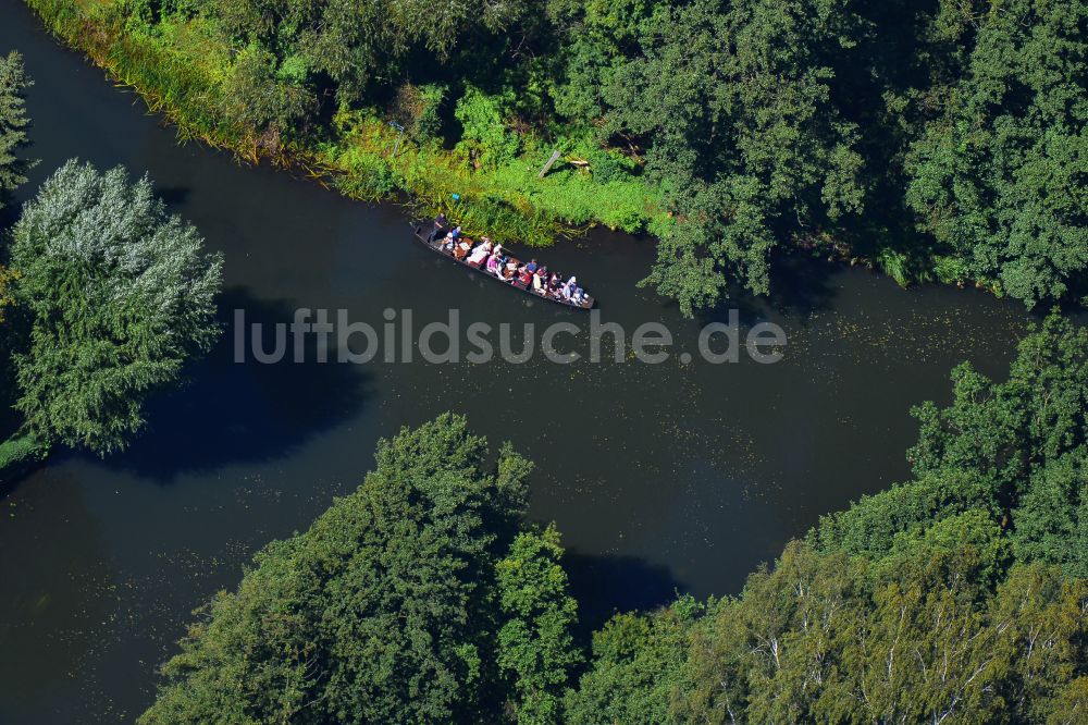 Luftaufnahme Leipe - Spreewaldkahn in Fahrt auf der Hauptspree in Leipe im Bundesland Brandenburg, Deutschland
