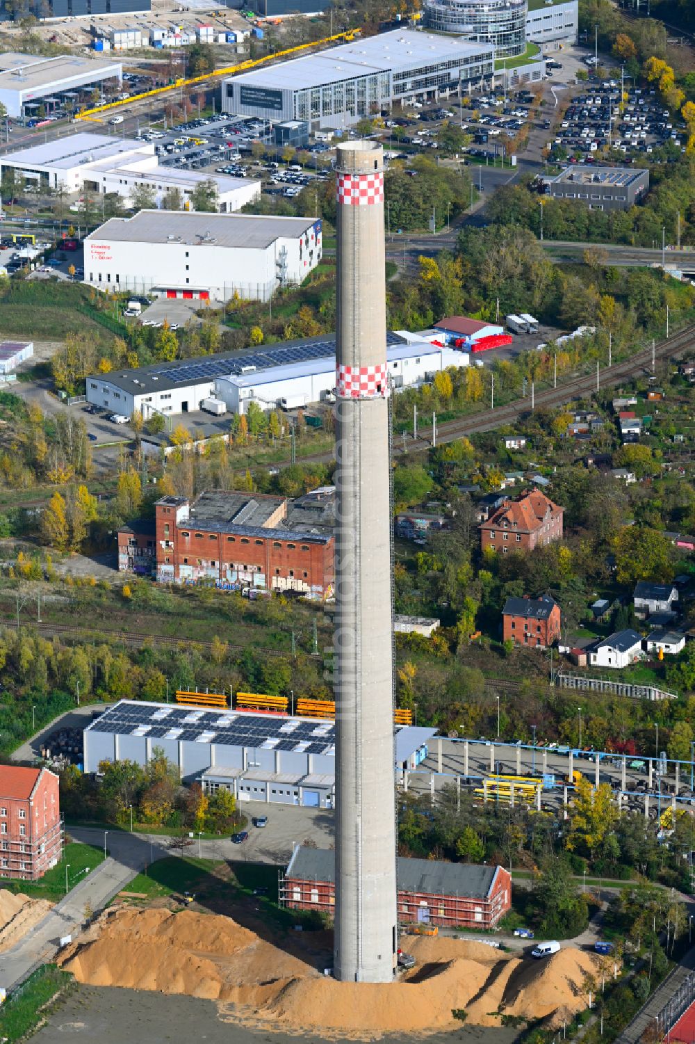 Leipzig aus der Vogelperspektive: Sprengvorbereitung an den Turmbauwerk des Industrie- Schornstein in Leipzig im Bundesland Sachsen, Deutschland