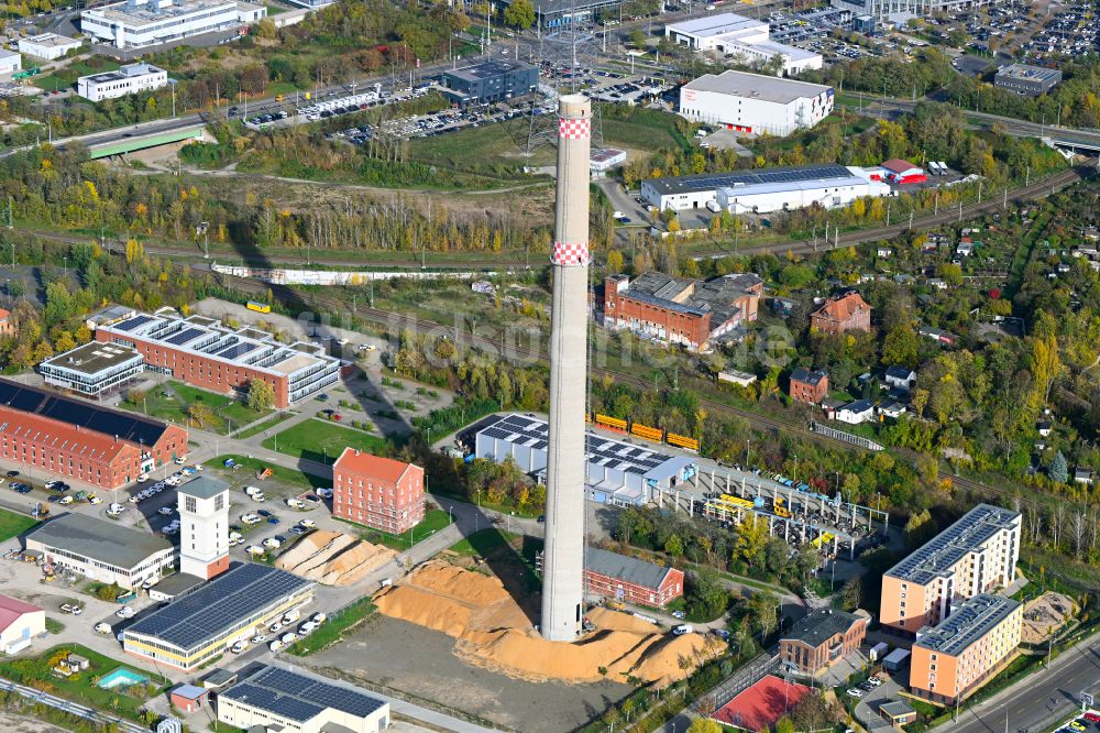 Luftbild Leipzig - Sprengvorbereitung an den Turmbauwerk des Industrie- Schornstein in Leipzig im Bundesland Sachsen, Deutschland