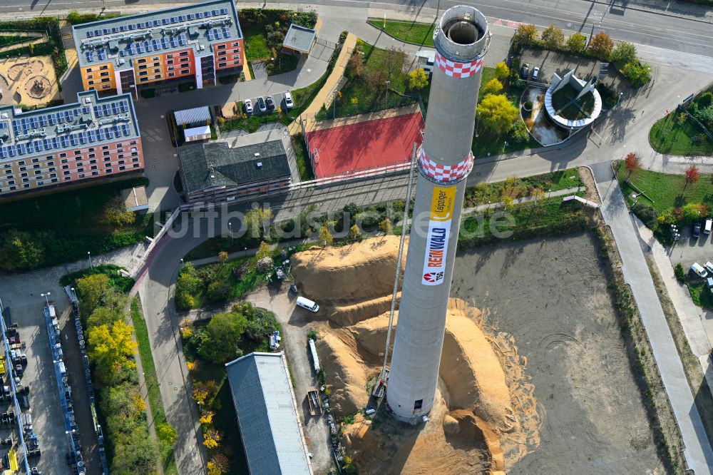Leipzig von oben - Sprengvorbereitung an den Turmbauwerk des Industrie- Schornstein in Leipzig im Bundesland Sachsen, Deutschland